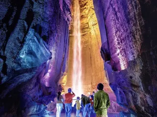 Imagem principal do artigo Ruby Falls: Conheça a cachoeira subterrânea mais alta dos Estados Unidos